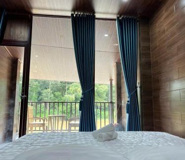 Quan Tom Cabin | Scenic River View Room with Pool & Pet-Friendly Perks