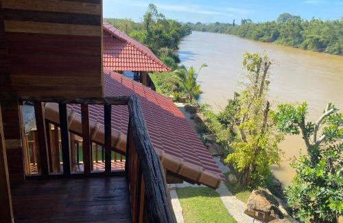 Quan Tom Cabin | Scenic River View Room with Pool & Pet-Friendly Perks