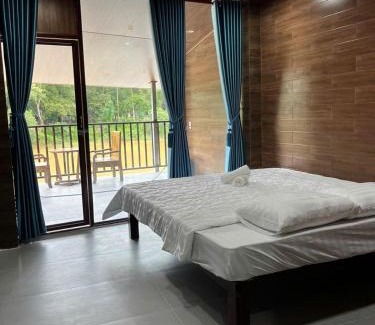 Quan Tom Cabin | Scenic River View Room with Pool & Pet-Friendly Perks