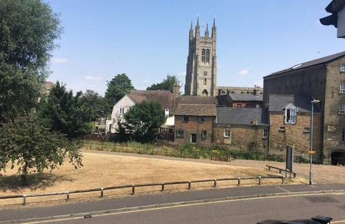 St Neots House | Idyllic River View House St Neots – Family Friendly Retreat