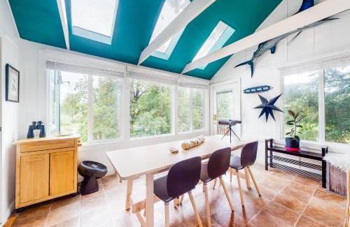 Thurston House | Pet-Friendly River View House with Family Amenities