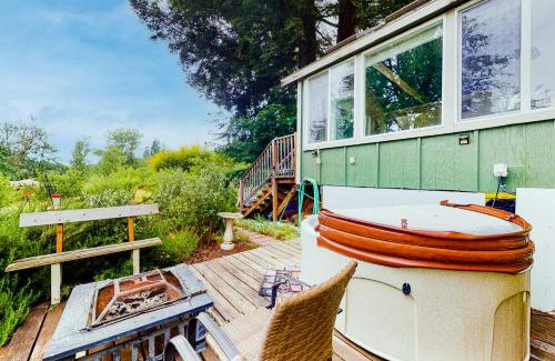 Thurston House | Pet-Friendly River View House with Family Amenities