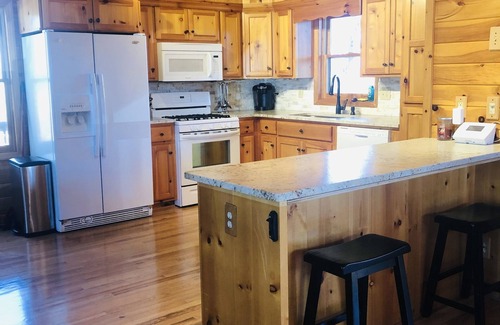 Piney Creek House | River View Retreat: Top-Rated with Family-Friendly Amenities