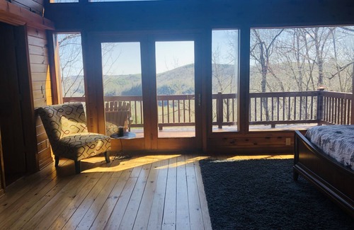 Piney Creek House | River View Retreat: Top-Rated with Family-Friendly Amenities