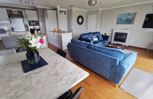 Brundall Cottage | River View Retreat: Pet-Friendly Oasis with Oceanfront Views