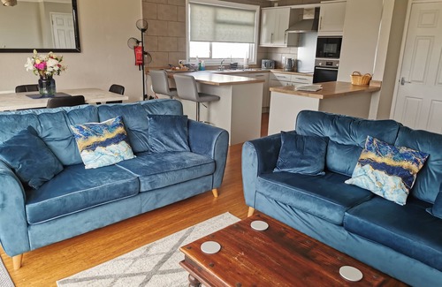 Brundall Cottage | River View Retreat: Pet-Friendly Oasis with Oceanfront Views