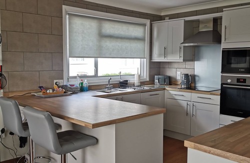 Brundall Cottage | River View Retreat: Pet-Friendly Oasis with Oceanfront Views