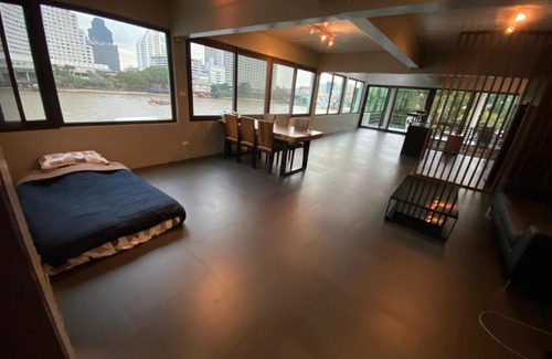 Khlong Ton Sai Apartment | Scenic River View with Child-Friendly Amenities Await