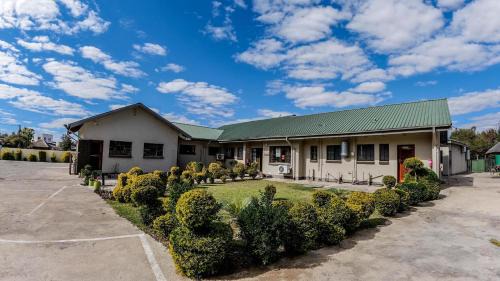 Francistown Cabin | Scenic River View Villa with Pool & Restaurant Amenities