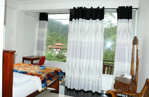 Nallathanniya Hotel | Welcoming River View Wathsala Inn with Pool & Dining
