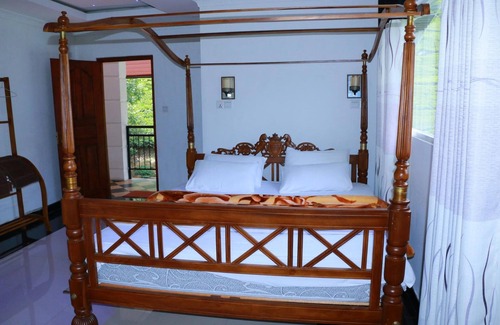 Nallathanniya Hotel | Welcoming River View Wathsala Inn with Pool & Dining