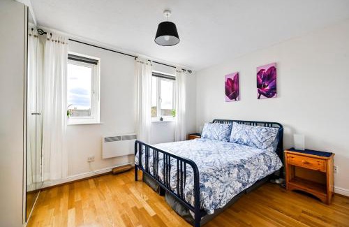 Island Gardens Apartment | Scenic River Views at Canary Wharf with Family-Friendly Amenities