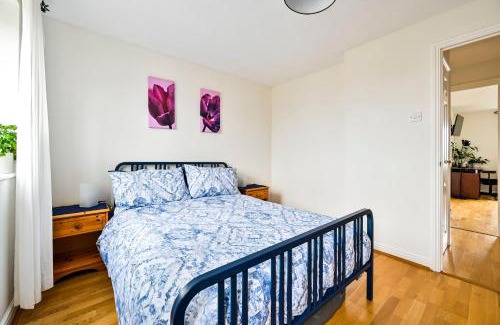 Island Gardens Apartment | Scenic River Views at Canary Wharf with Family-Friendly Amenities