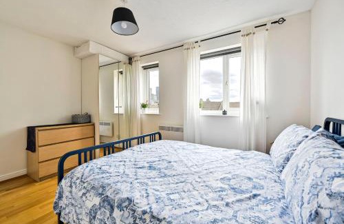 Island Gardens Apartment | Scenic River Views at Canary Wharf with Family-Friendly Amenities