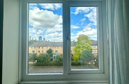 Island Gardens Apartment | Scenic River Views at Canary Wharf with Family-Friendly Amenities