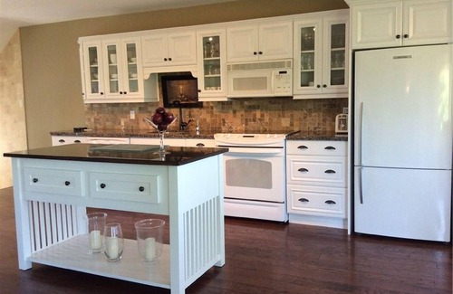 St. Catharines House | Riverview Cottage: Pool Table & Family-Friendly Comfort