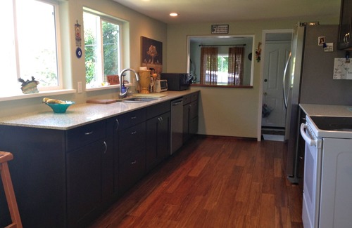 Lyle House | Pet-Friendly Retreat with River Views & Guest Rated 9.8