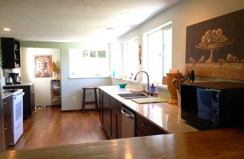 Lyle House | Pet-Friendly Retreat with River Views & Guest Rated 9.8
