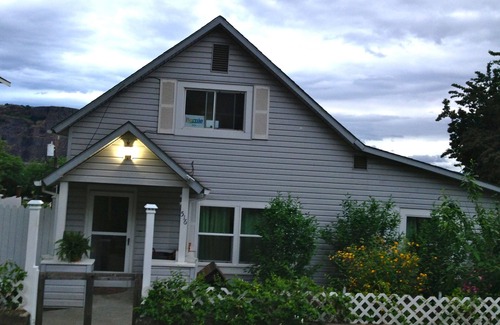 Lyle House | Pet-Friendly Retreat with River Views & Guest Rated 9.8