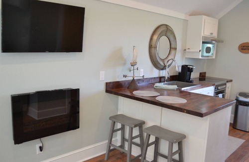 Sunbury Apartment | Riverside Retreat: Guest Rated 10/10 with Pool & Ocean Views
