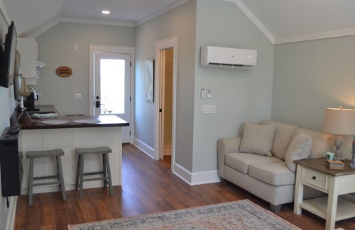 Sunbury Apartment | Riverside Retreat: Guest Rated 10/10 with Pool & Ocean Views