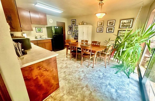 Roseburg House | Riverside Home Retreat: Ideal for Fishing and Relaxation