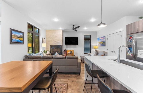 Willow Grove Apartment | River West Condos #714: Family-Friendly Retreat Awaits