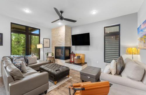 Willow Grove House | Cozy River West Condos #714 with Hot Tub & Dining Options