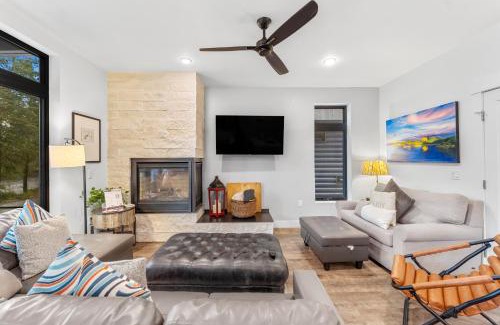 Willow Grove House | Cozy River West Condos #714 with Hot Tub & Dining Options