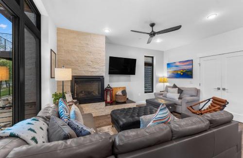 Willow Grove House | Cozy River West Condos #714 with Hot Tub & Dining Options