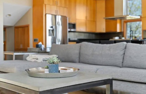 Wheeler House | Rivera House: Comfort and Fun Steps from the Beach