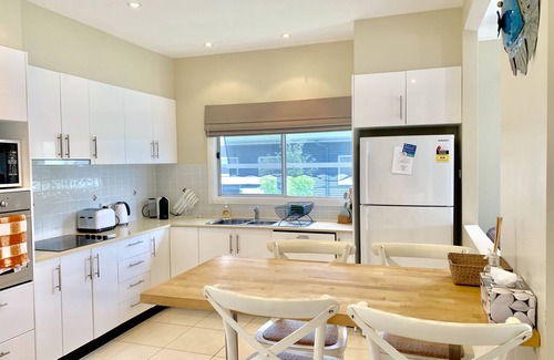 Sussex Inlet House | Inviting Riverbank Cottage - Waterfront Retreat for Families