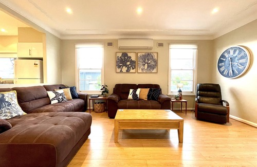 Sussex Inlet House | Inviting Riverbank Cottage - Waterfront Retreat for Families
