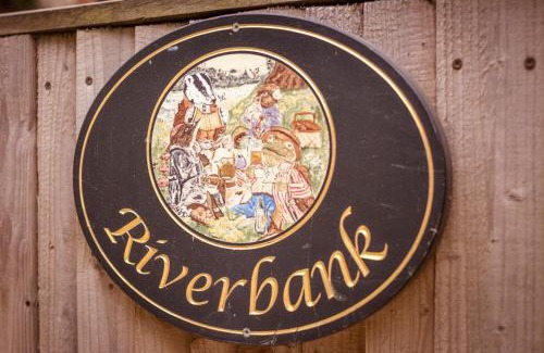 Alfriston Villa | Relaxing Riverbank Cottage: Family-Friendly Riverside Retreat