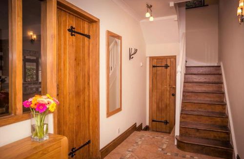 Alfriston Villa | Relaxing Riverbank Cottage: Family-Friendly Riverside Retreat