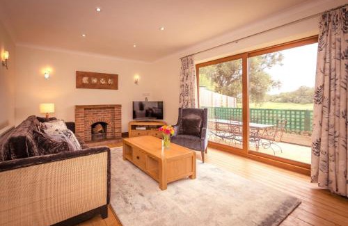 Alfriston Villa | Relaxing Riverbank Cottage: Family-Friendly Riverside Retreat