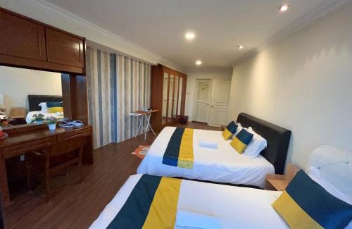 Kampung Surabaya Apartment | Beautiful Riverbank Suites Unit 405 with Pool Access