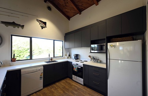 Te Rangiita House | Cozy Riverbed Lodge - Serene Lake Taupo Retreat