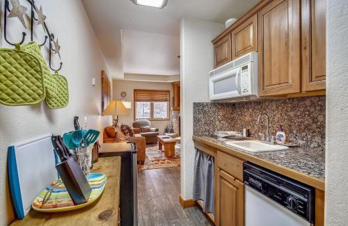 Four O'Clock Apartment | Inviting Riverbend Hotel: Family-Friendly with Hot Tub Bliss