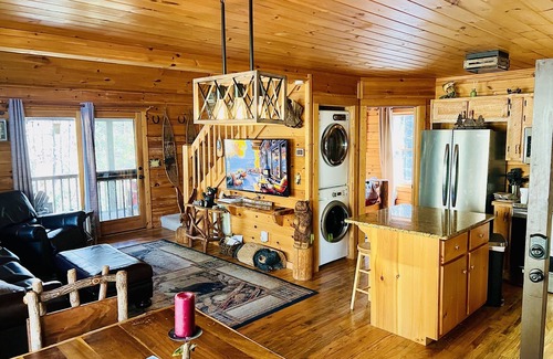 Epworth Cabin | Tranquil Riverbend Cabin: Waterfront Dining & Fishing Retreat