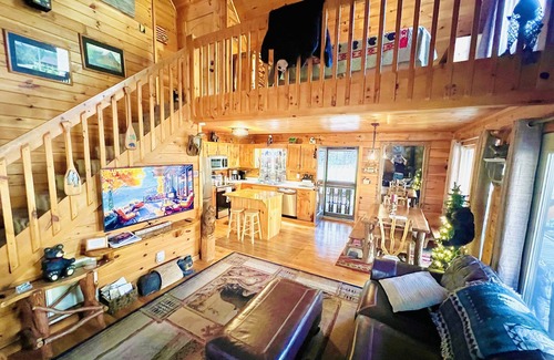 Epworth Cabin | Tranquil Riverbend Cabin: Waterfront Dining & Fishing Retreat