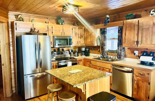 Epworth Cabin | Tranquil Riverbend Cabin: Waterfront Dining & Fishing Retreat