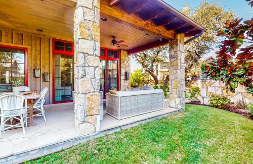 Spicewood House | Relaxing Riverbend Cottages with Pool & Hot Tub