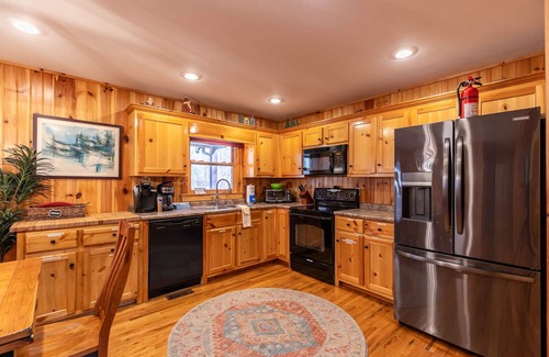 Fleetwood House | Experience Riverbend Retreat: Hot Tub, Pool Table & More!