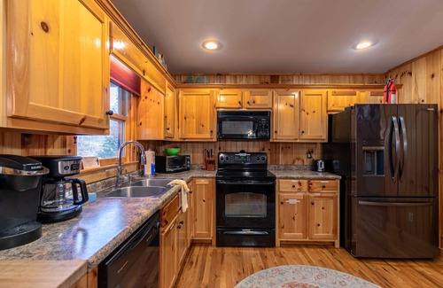 Fleetwood House | Experience Riverbend Retreat: Hot Tub, Pool Table & More!