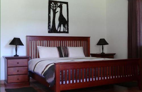 Maanhaarand House | Relaxing Riverbend Self Catering Cottages with Pool & Pets