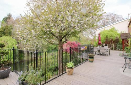 Shrewsbury House | Discover Riverdale: Family-Friendly 5-Star Retreat