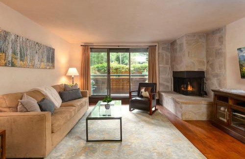 Aspen House | Prime Riverfront 2 BR Retreat - Steps to Town with Pool
