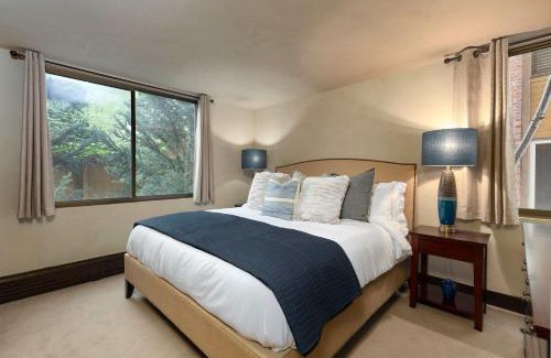 Aspen House | Prime Riverfront 2 BR Retreat - Steps to Town with Pool
