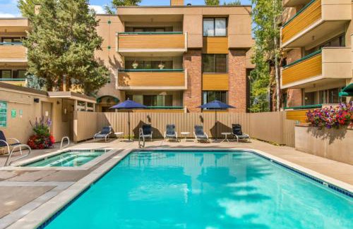 Aspen House | Prime Riverfront 2 BR Retreat - Steps to Town with Pool